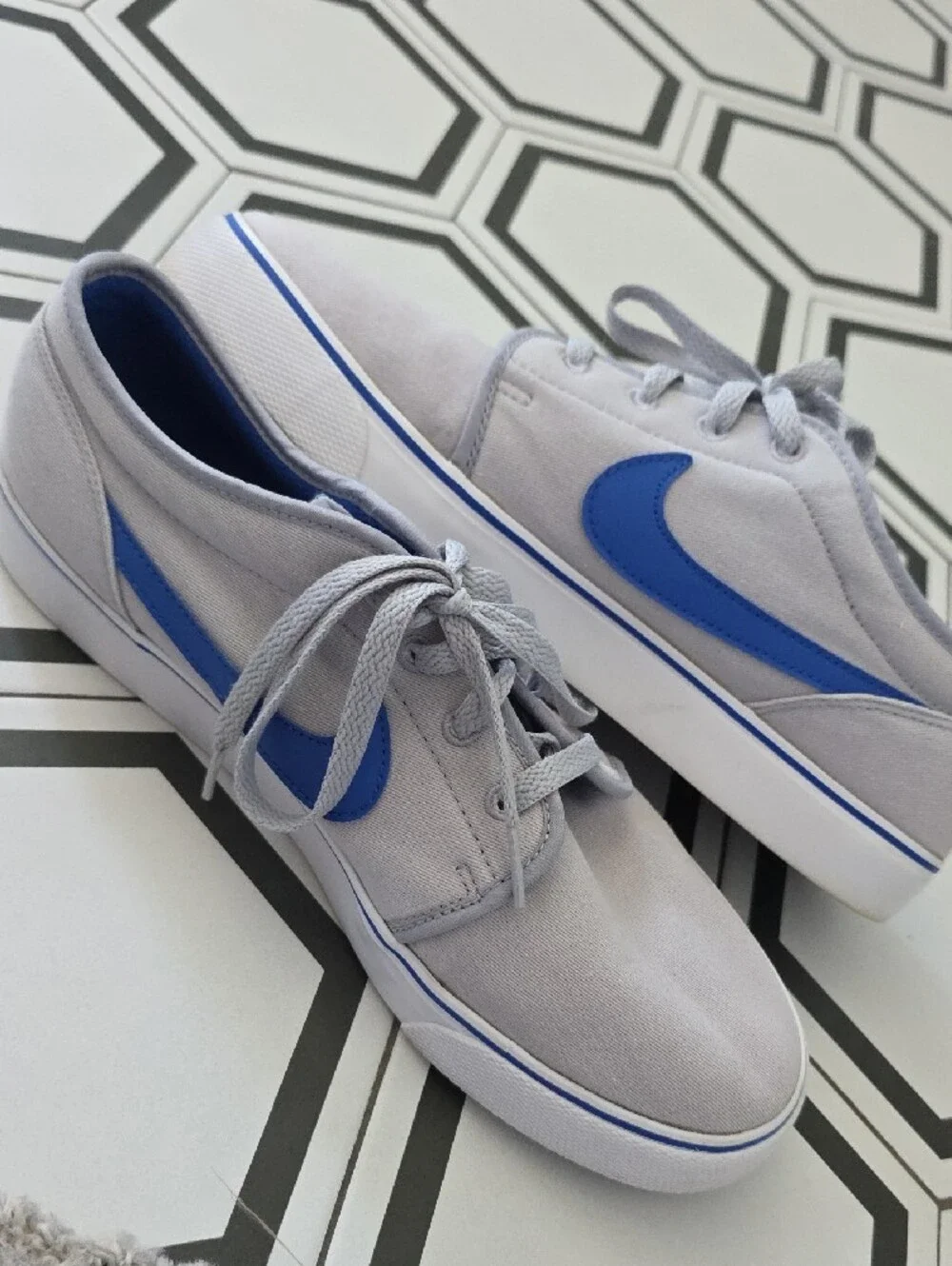 Nike Men’s Low-Top Sneakers - Light Gray with Blue Swoosh
